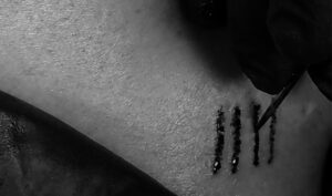 Guía sobre el dolor tatuaje handpoke en el estudio