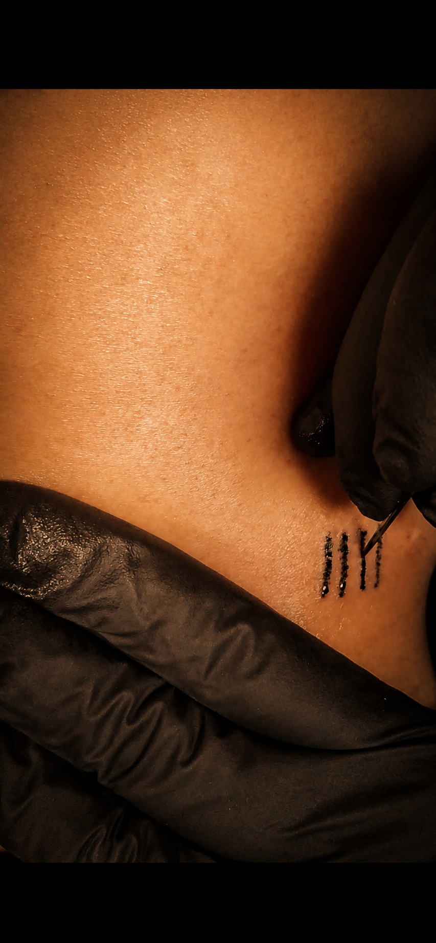 mano tatuando hand poke Asturias