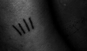 diferencia entre incisión y punción en tatuaje